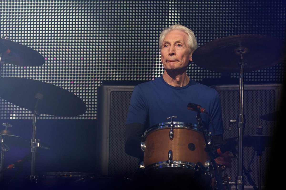 Baterista dos Rolling Stones passa por cirurgia de emergência e é obrigado a deixar turnê da banda