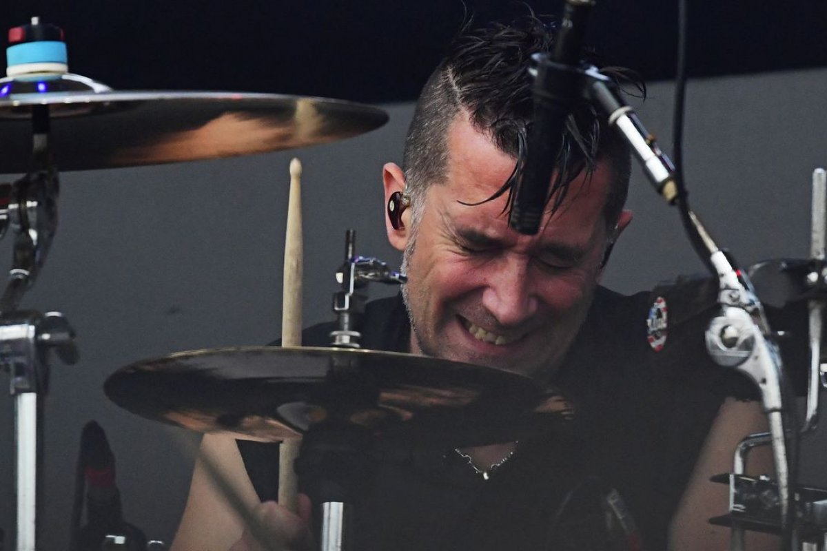 Baterista do Offspring é demitido por recusar a tomar vacina contra Covid-19