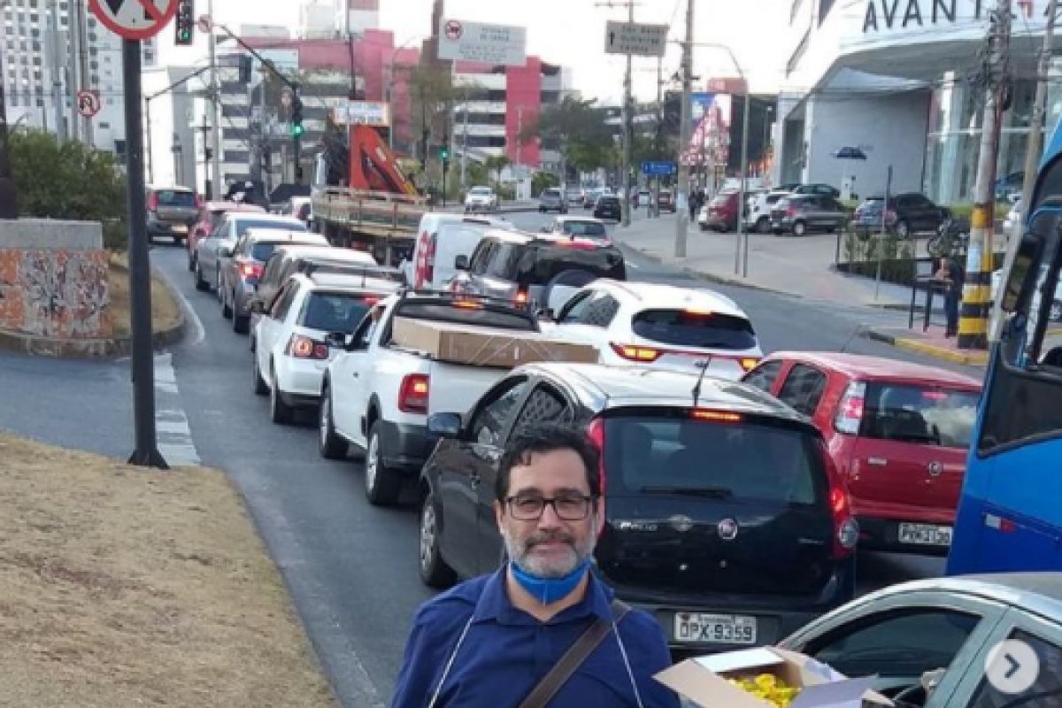 Jornalista viraliza ao pedir emprego em sinaleira de Belo Horizonte
