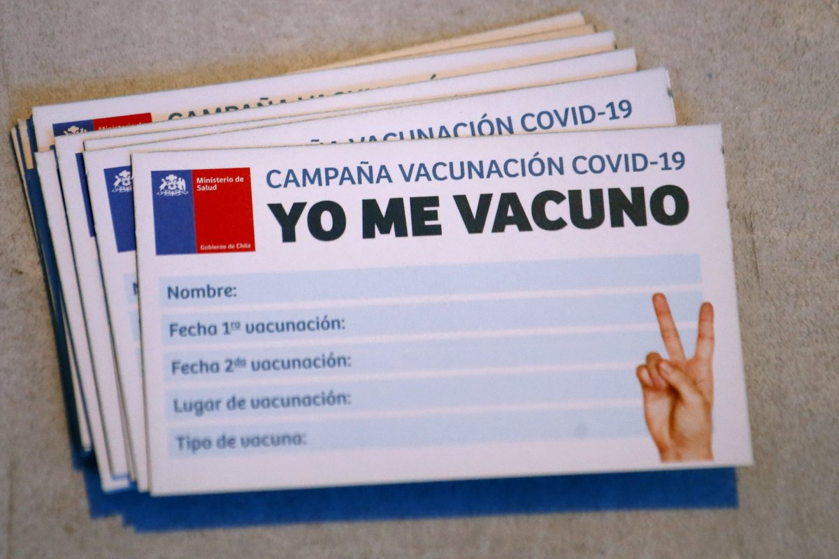 Chilenos que tomaram CoronaVac receberão 3ª dose com Pfizer ou AstraZeneca