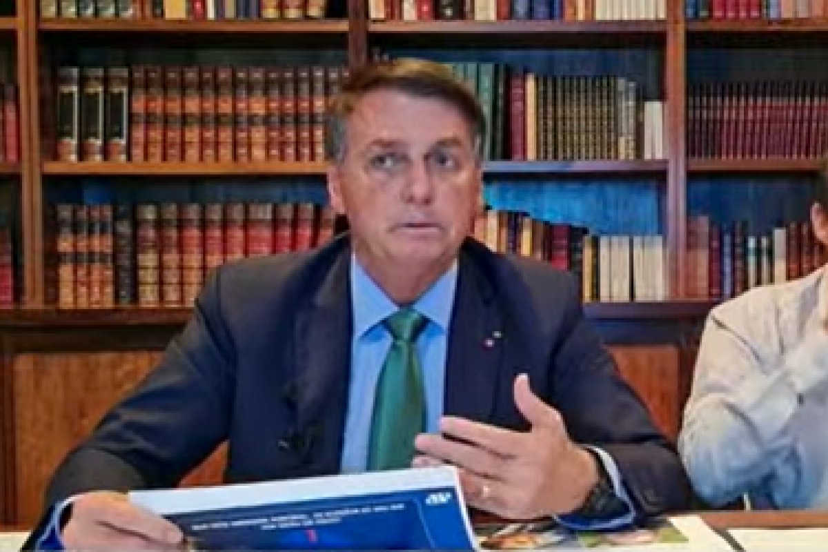 Em live, Bolsonaro afirma que Barroso tenta associá-lo com milícias