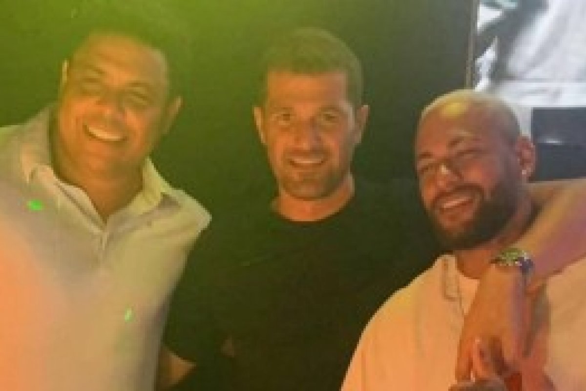 Neymar curte noitada em Ibiza com Ronaldo Fenômeno