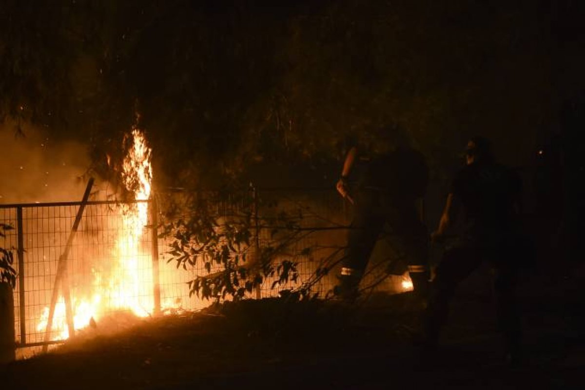 Incêndios destroem 1.200 hectares de mata na Grécia