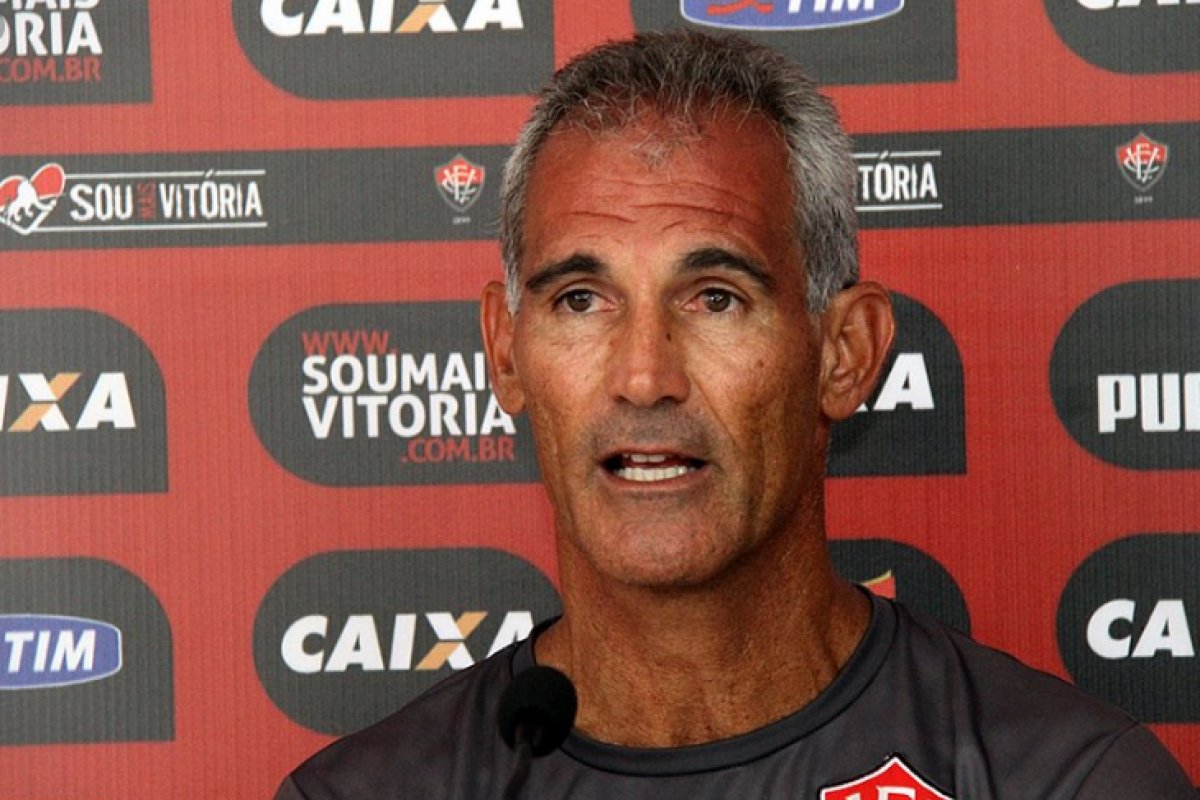 Assessoria do Vitória desmente informação que o técnico Carlos Amadeu foi demitido
