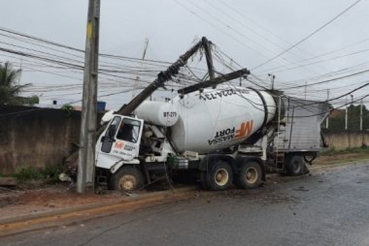 Batida entre dois caminhões derruba poste que pega fogo em Feira de Santana