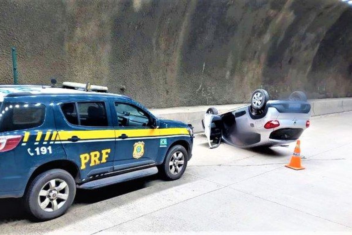 PRF recupera carro roubado após suspeito fugir e causar acidente em túnel