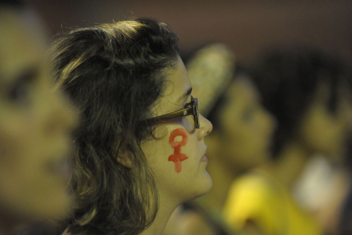 Mulheres durante as fases da vida: as dores femininas ao longo dos anos 
