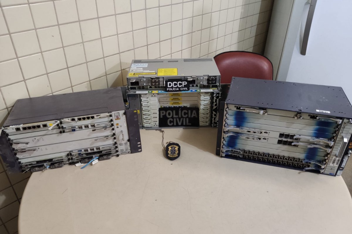 Dupla é presa em Salvador suspeita de roubar equipamentos eletrônicos avaliados em R$ 600 mil