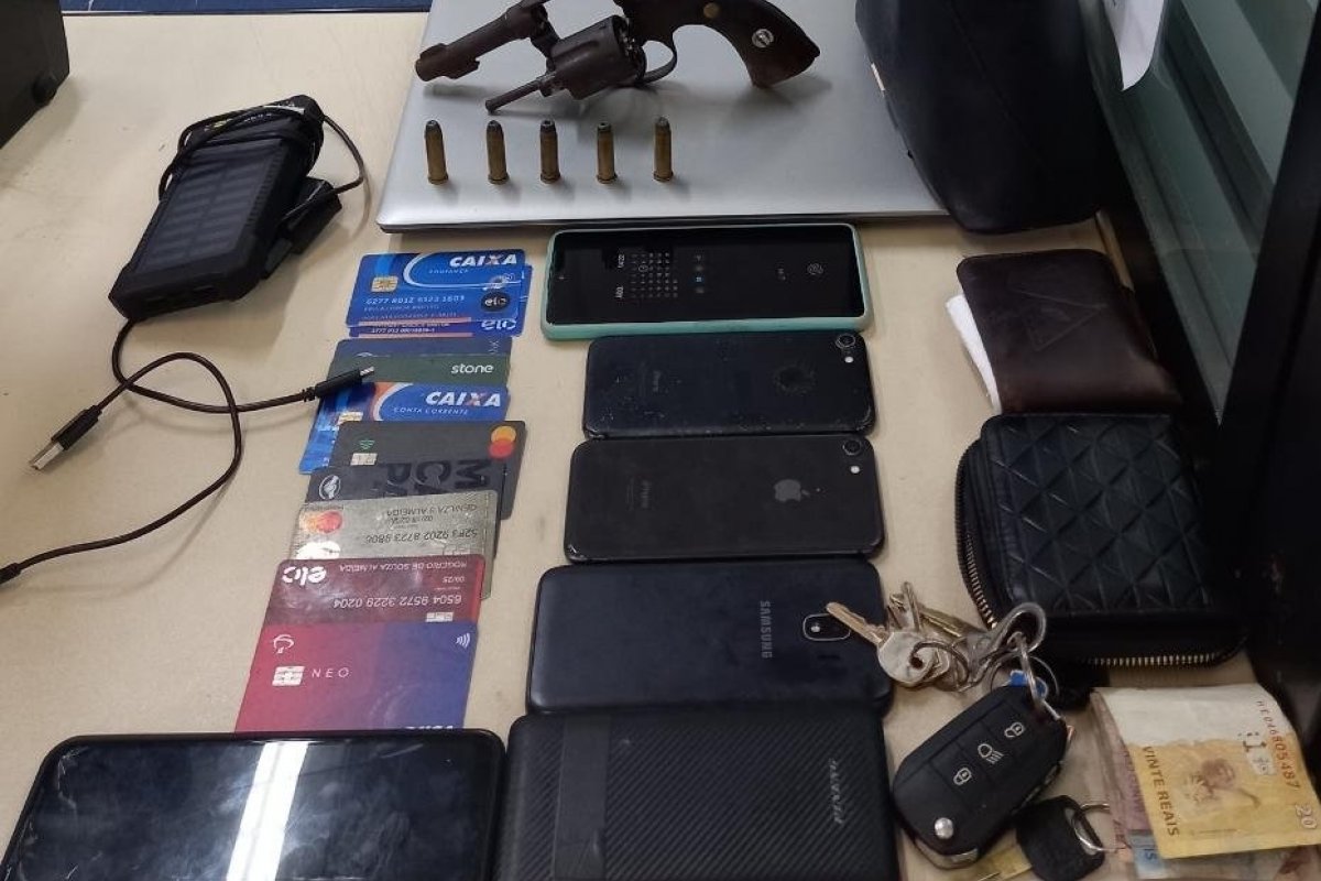 Polícia recupera veículos e celulares com suspeitos de assalto em Salvador