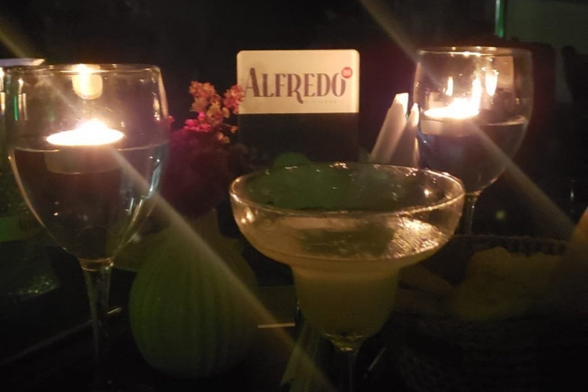 Mesmo com a falta de energia, garçom encanta clientes com atendimento