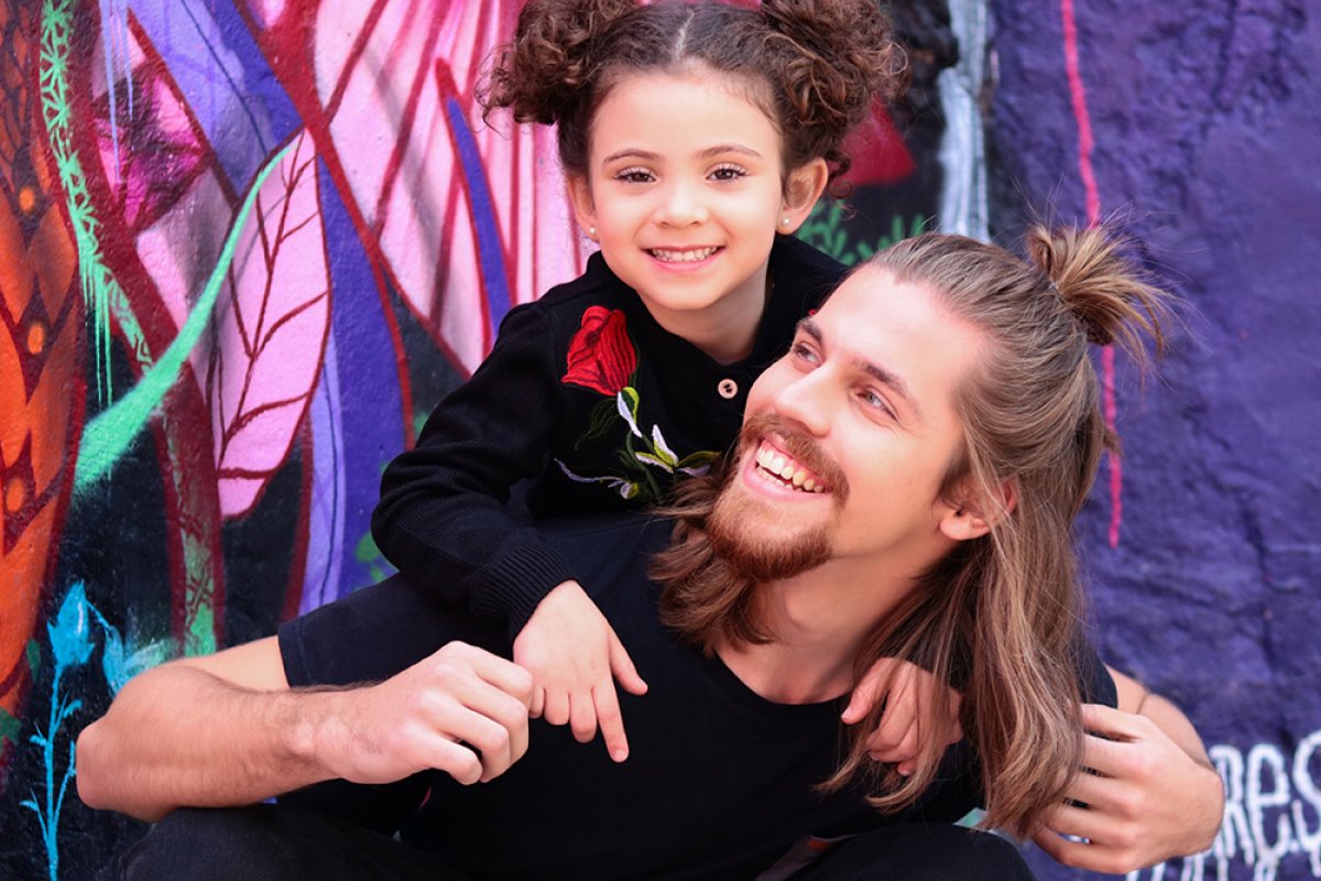 Farol da Bahia homenageia os papais com um editorial cheio de amor e estilo