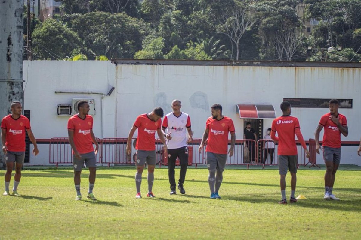 Em crise dentro e fora de campo, Vitória recebe Vasco no Barradão pela Série B