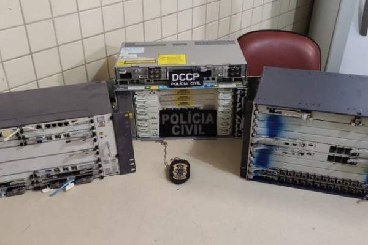 Dois homens são presos com equipamentos de operadora avaliados em R$ 600 mil