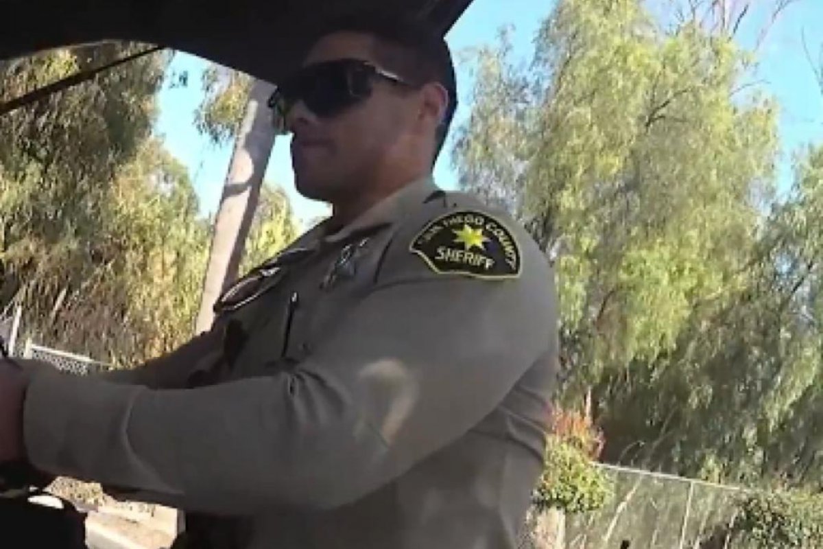 Vídeo: Policial é 'nocauteado' após inalar droga acidentalmente durante apreensão nos EUA