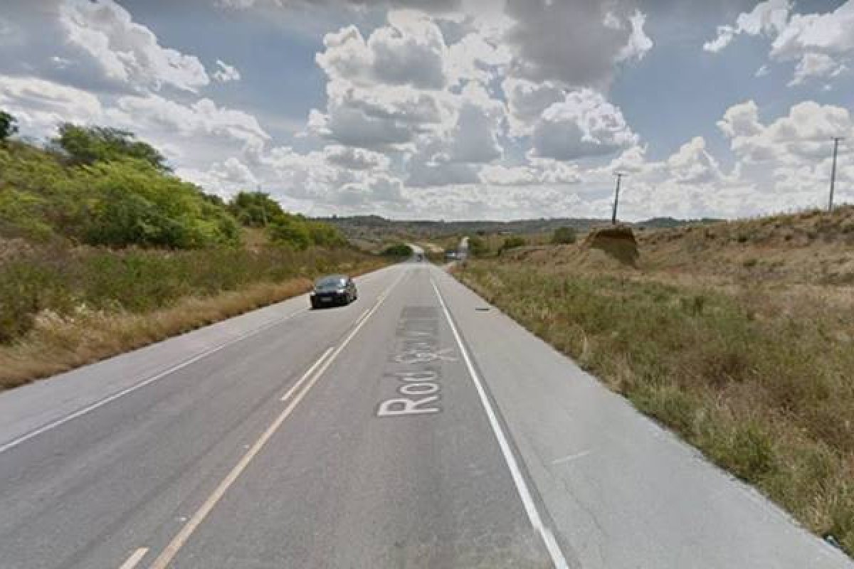 Homens atravessam cavalos na pista e assaltam de passageiros de ônibus na BR-101