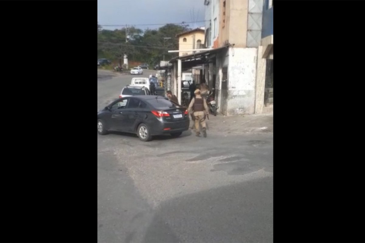 Suspeitos de assalto são baleados em troca de tiros com policiais no bairro de Pirajá, em Salvador