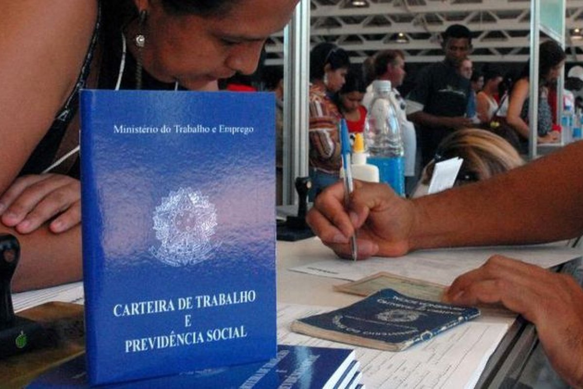 Mulheres lideram acordos de redução de salários