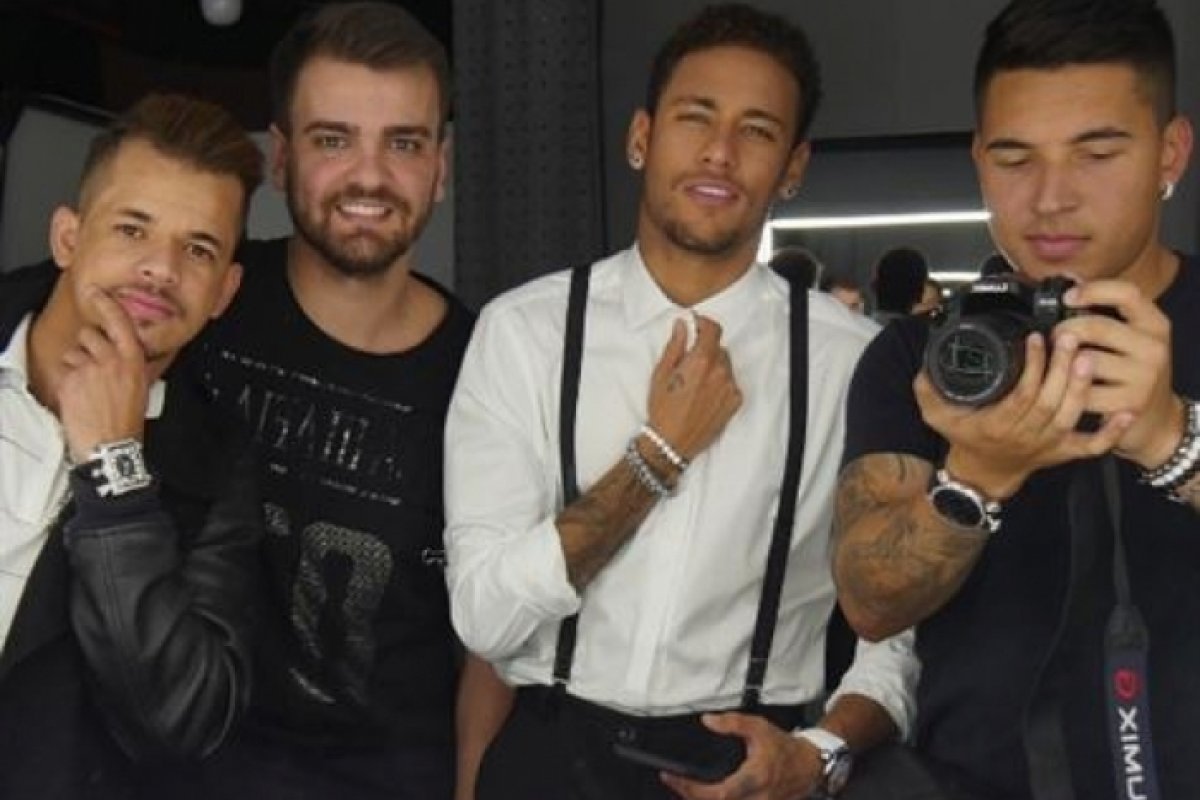 Neymar desembolsa alto valor mensalmente com "parças", segundo jornal espanhol