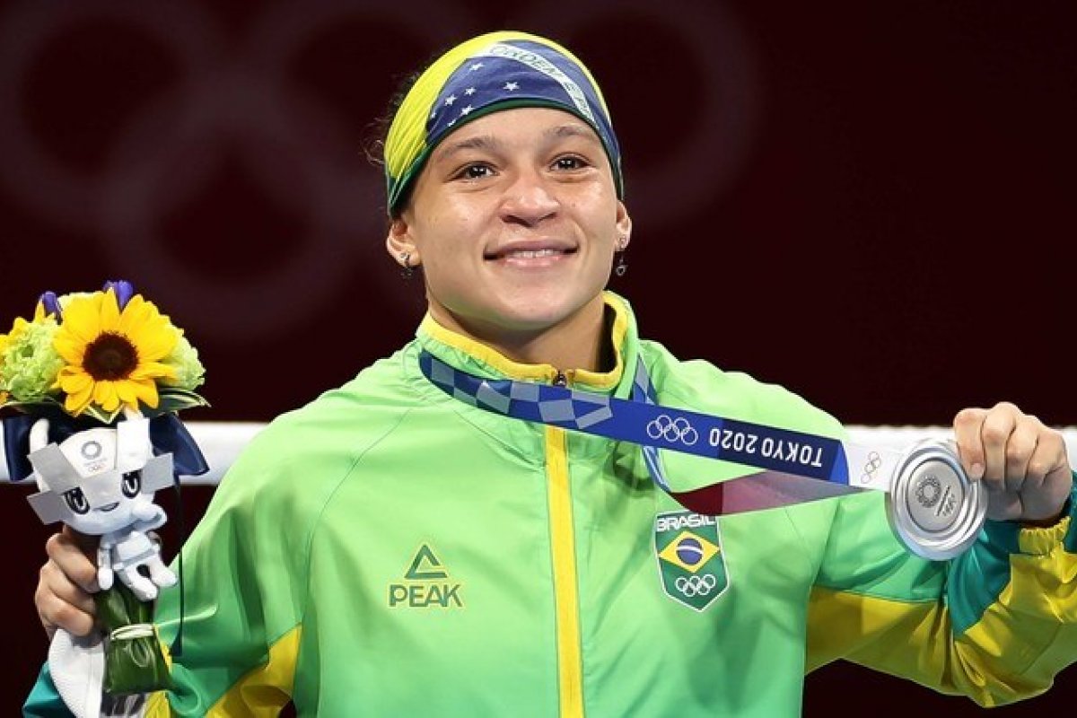 Baiana Bia Ferreira fica com a prata no peso leve do boxe