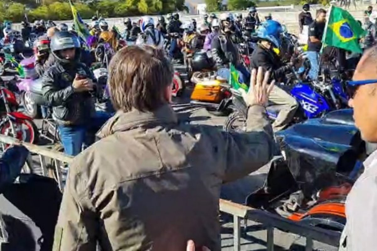 Vídeo: Bolsonaro participa de motociata no DF; apoiadores defendem voto impresso