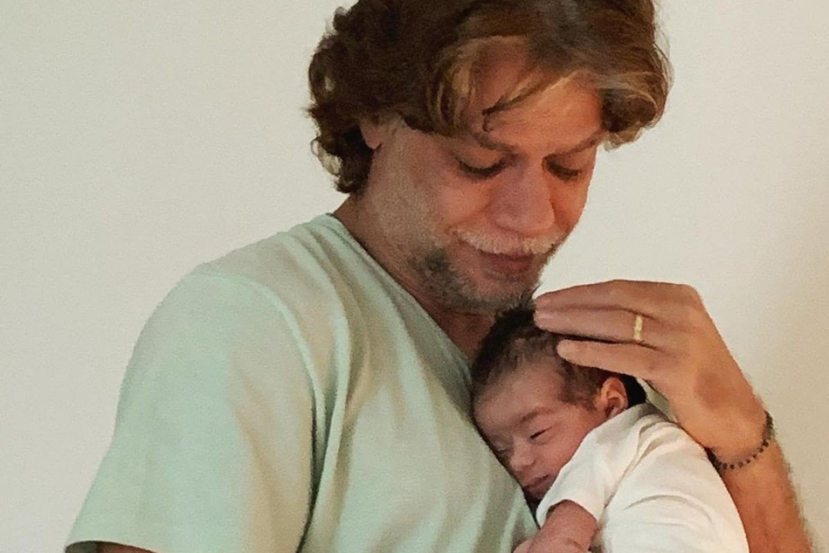 Esposa de Fábio Assunção posta foto do ator com a filha