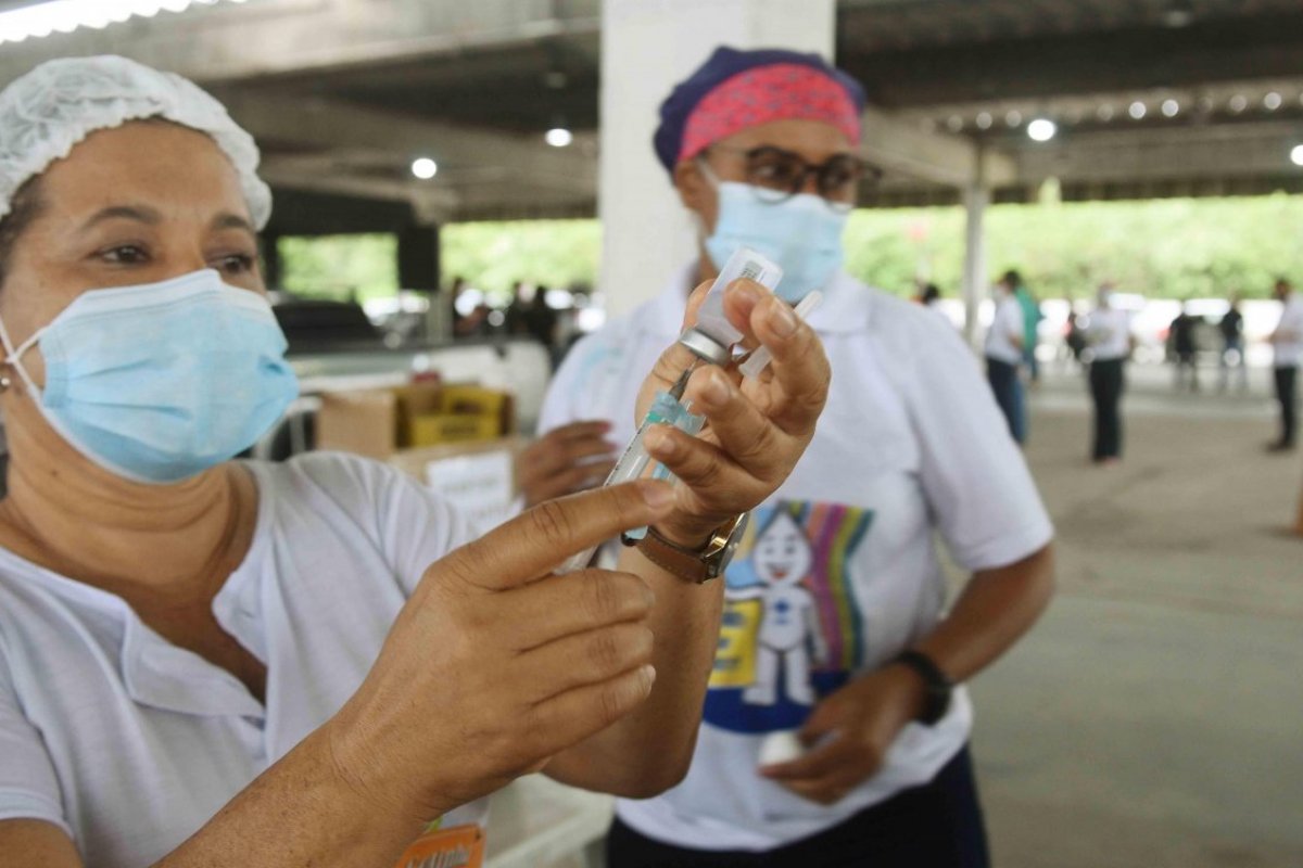 Salvador: vacinação contra Covid-19 nesta segunda (8) será para quem tiver 26 e 27 anos
