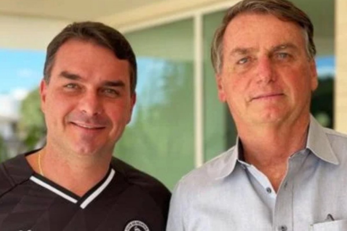 Bolsonaro escolhe a casa do filho Flávio para o tradicional almoço de Dia dos Pais