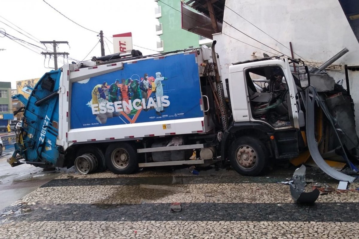 Caminhão de lixo perde controle e bate em prédio no bairro de Amaralina, em Salvador