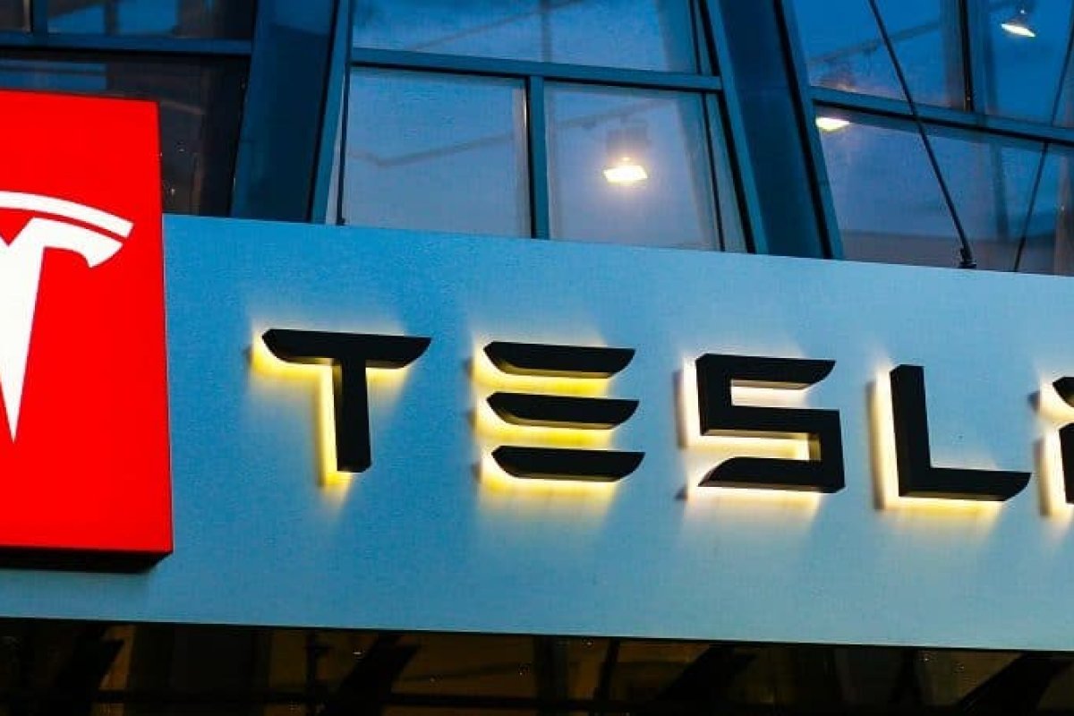 Ex-funcionário da Tesla ganha indenização de US$ 1 milhão em processo por racismo