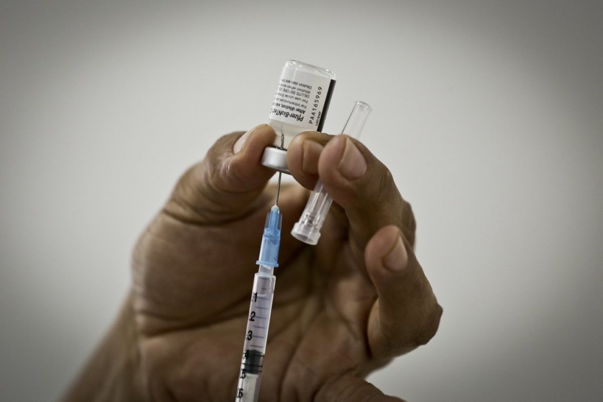 Pesquisa aponta que mais de 9 mil pessoas completamente vacinadas morreram por Covid-19