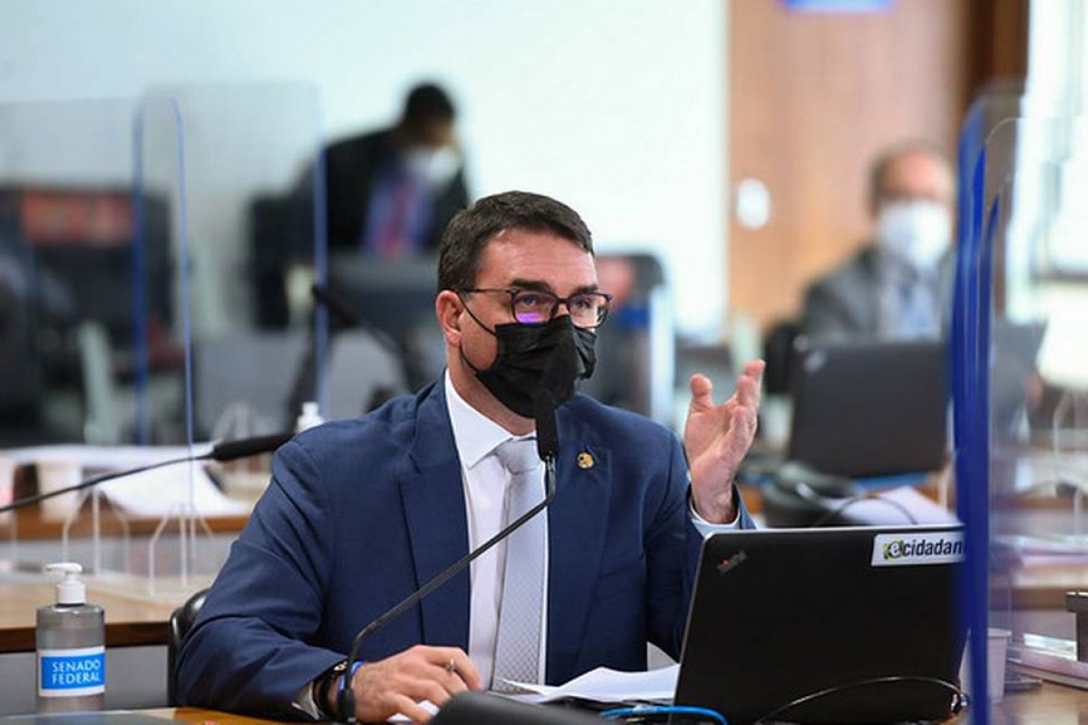 Suplente na CPI da Pandemia, Flávio Bolsonaro pede acesso a documentos sigilosos