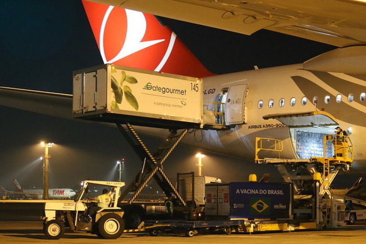 Governo de SP recebe 2 milhões de doses CoronaVac prontas para aplicação