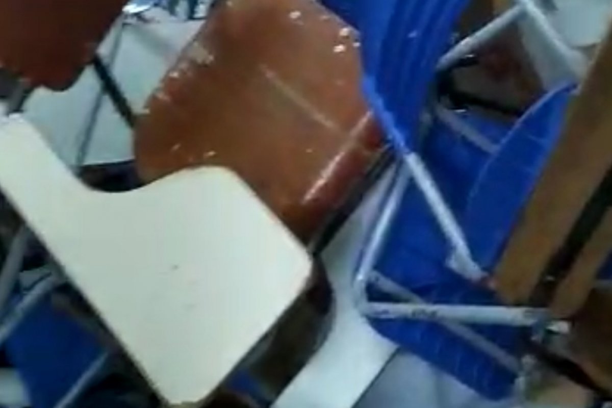 Vídeo: Salas alagadas e teto caindo marcam recomeço das aulas presenciais no Estado