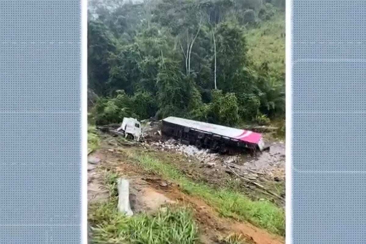 Caminhão que transportava eletrônicos cai em ribanceira; no sul da Bahia