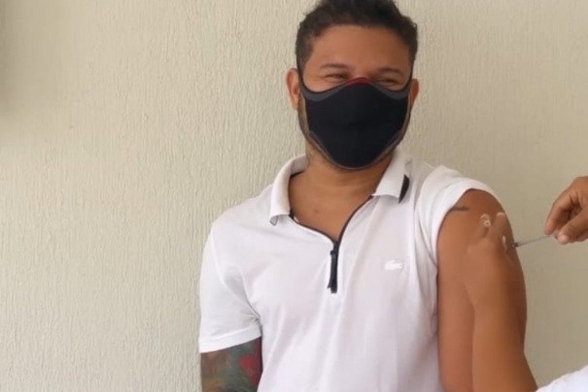 Cantor Tierry de 32 anos se vacina em dia exclusivo para pessoas com 26 e 27 anos em Salvador