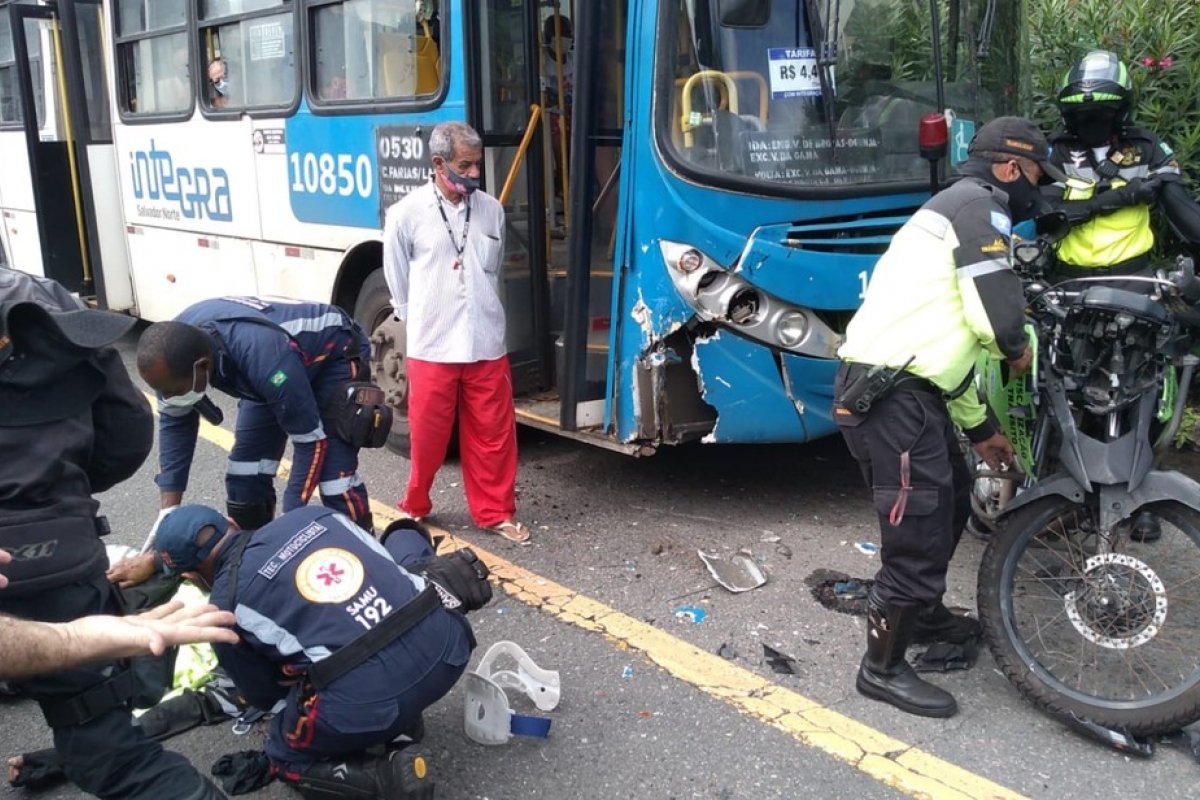 Ônibus atinge moto de agente da Transalvador e deixa homem ferido