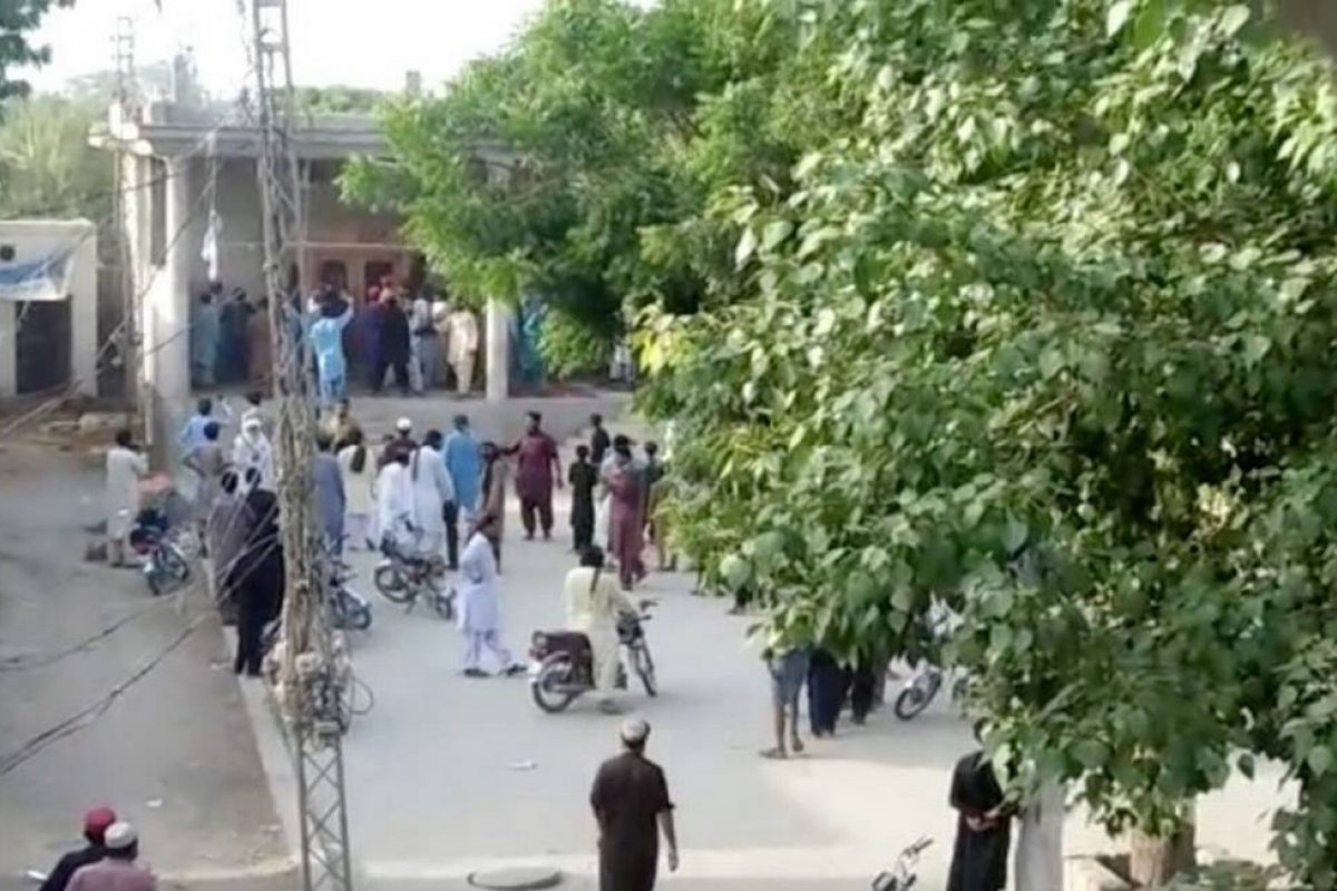 No Paquistão, criança é presa acusada de 'blasfêmia' por urinar em biblioteca com livros sagrados