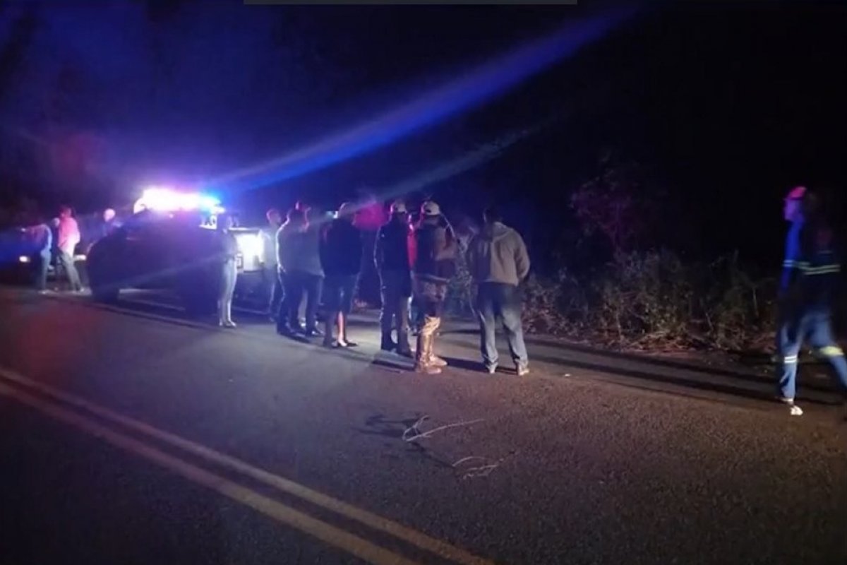 Veículo capota várias vezes e motorista de caminhonete morre