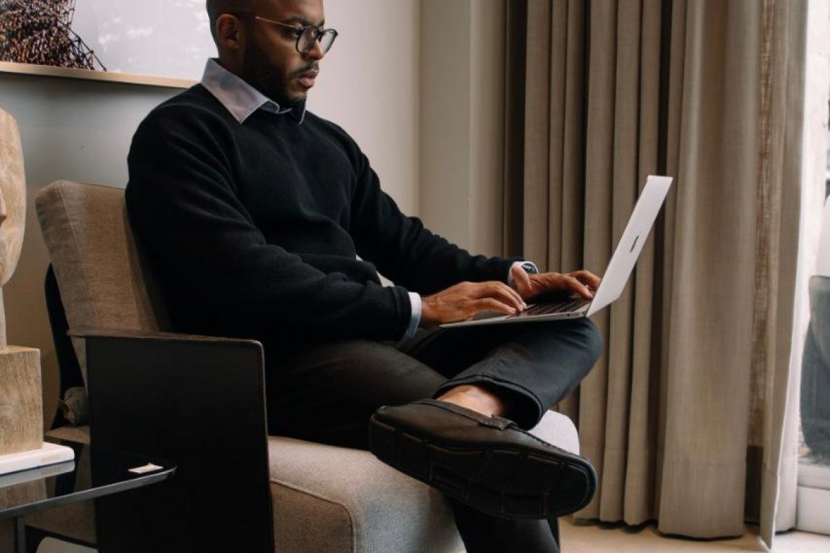 Advogado explica: o que fazer quando fotos íntimas forem vazadas?