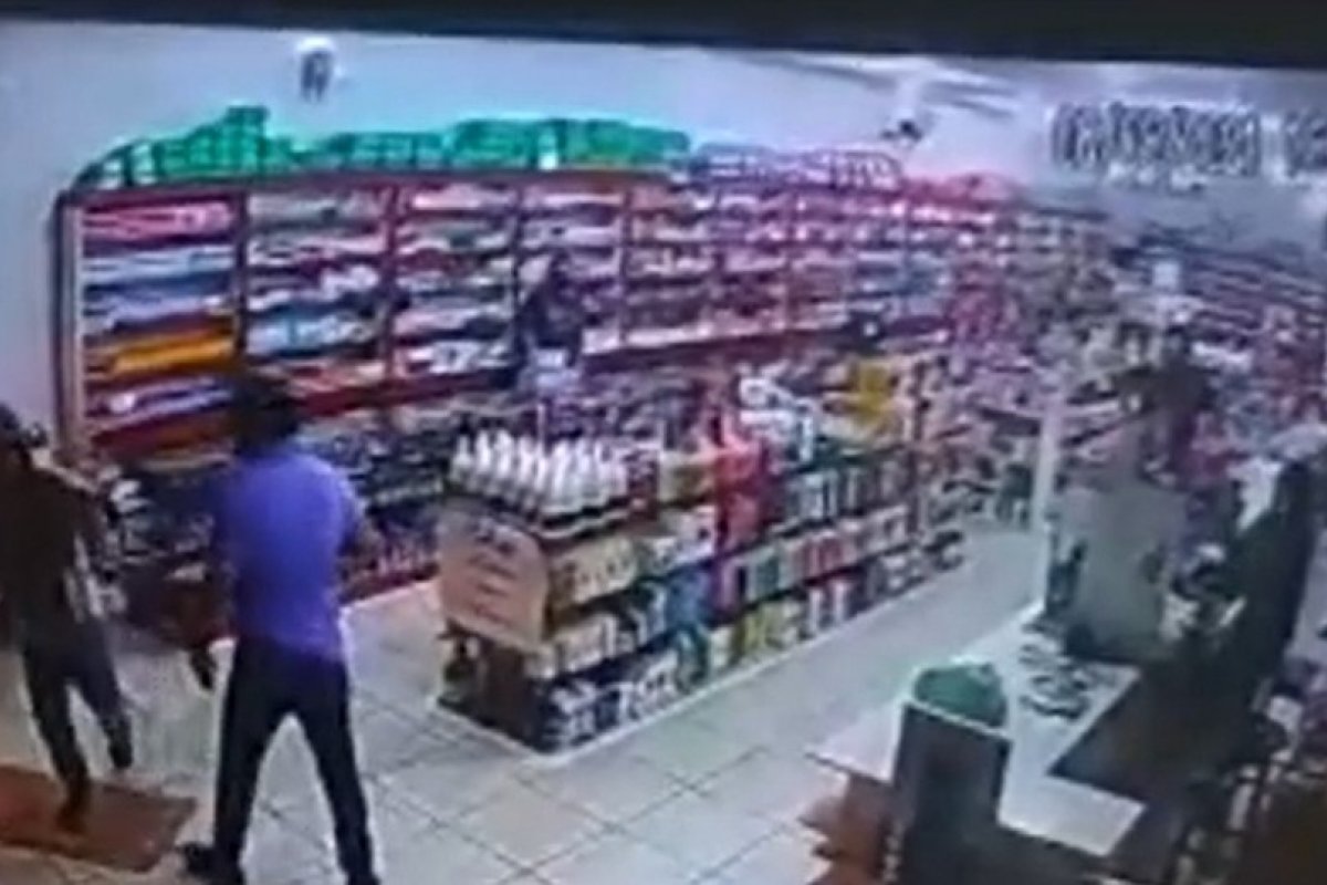 Idoso de 65 anos é agredido com tapas e socos por atendente de farmácia em Ibicaraí, no sul da Bahia