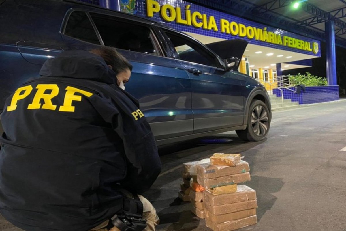 Polícia apreende drogas em carro após perseguição a casal que 'furou' blitz em Vitória da Conquista