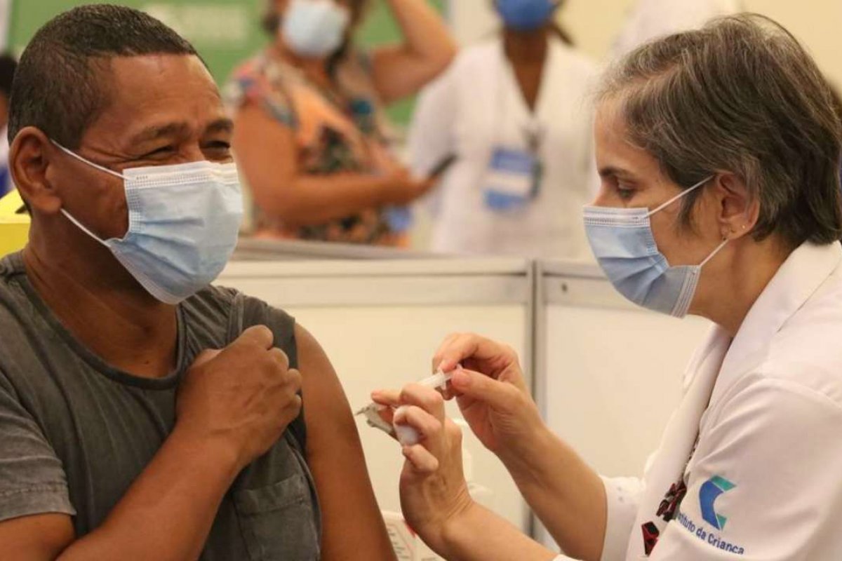 Aplicação de vacinas de rotina em Salvador acontece hoje em 12 postos