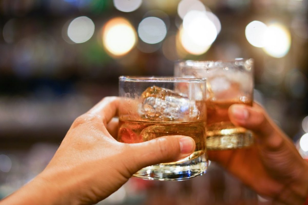 Ações da China sobem 6,86% com retomada de setor de bebidas alcoólicas