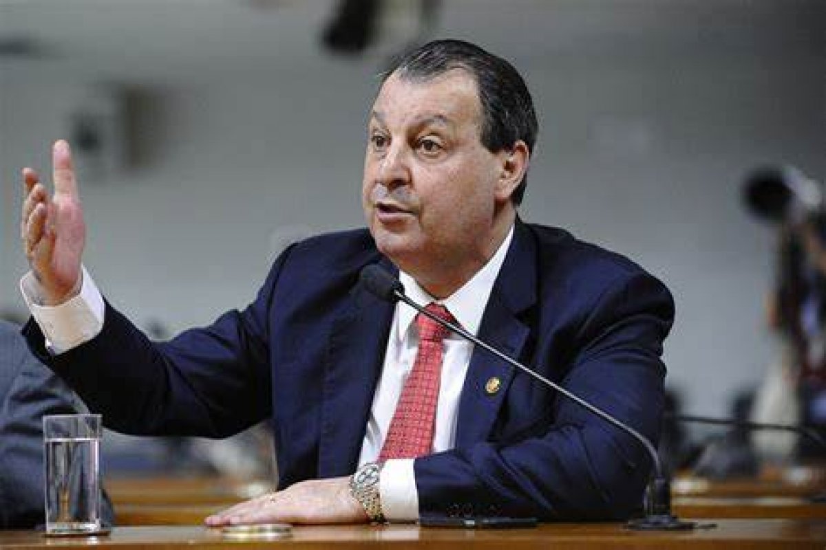 Na CPI da Pandemia, Aziz diz que desfile é "cena patética"