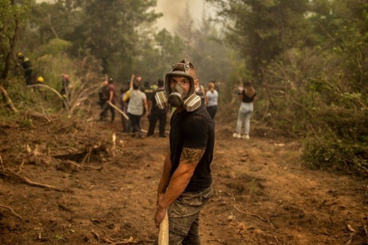 Bombeiros lutam contra incêndio na ilha de Eubeia, na Grécia