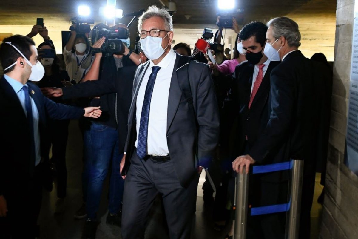 Instituto solicitou audiência para tratar de vacinas "para o setor privado", diz Helcio