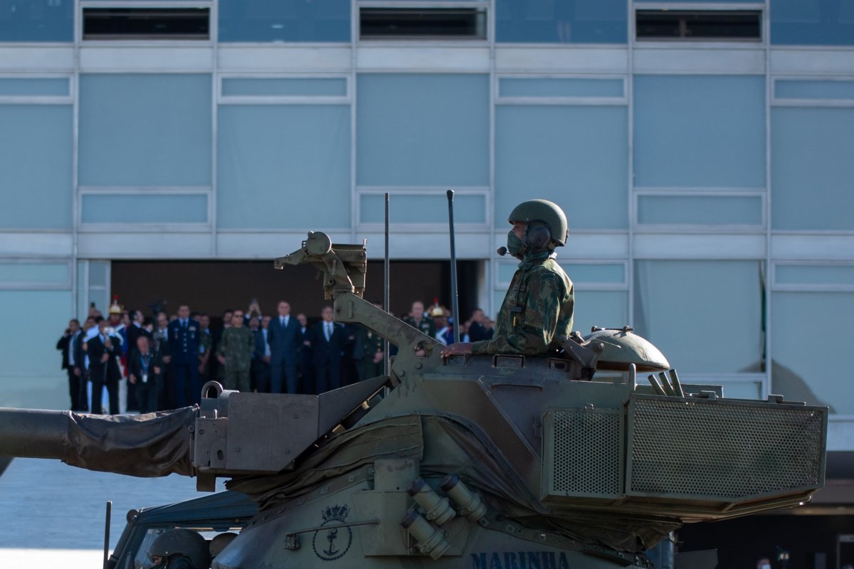 Bolsonaro acompanhou desfile de blindados da rampa do Palácio do Planalto