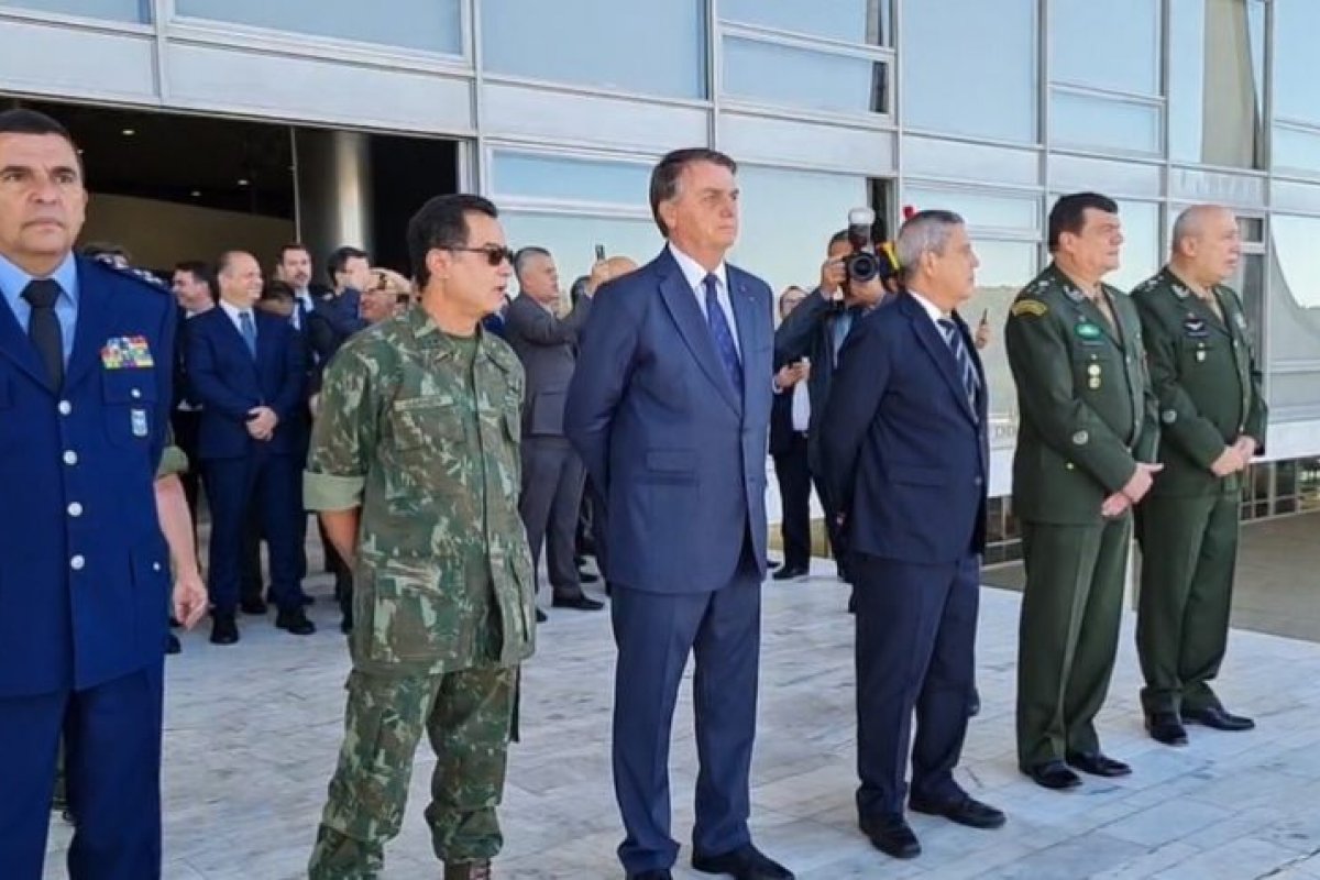 Vídeo: Marinha entrega a Bolsonaro convite para exercício militar