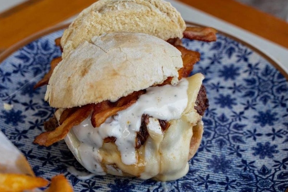 Hambúrgueres com carnes típicas de Portugal chegam a capital baiana