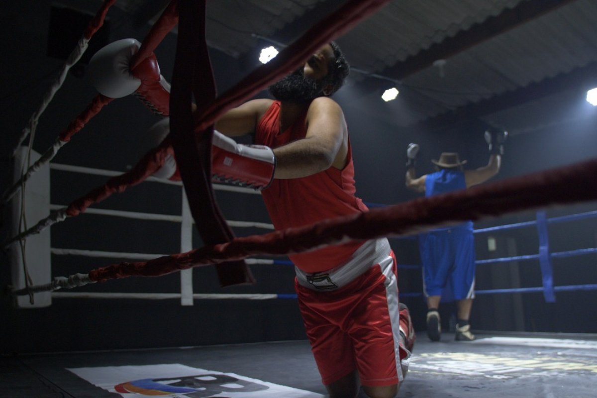 The Baggios promove luta de boxe no clipe de Clareia Trevas